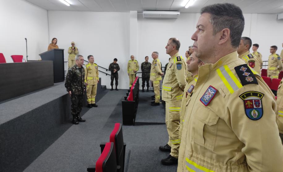 Corpo de Bombeiros Militar do Paraná recebe visita do General de Brigada Taranto.