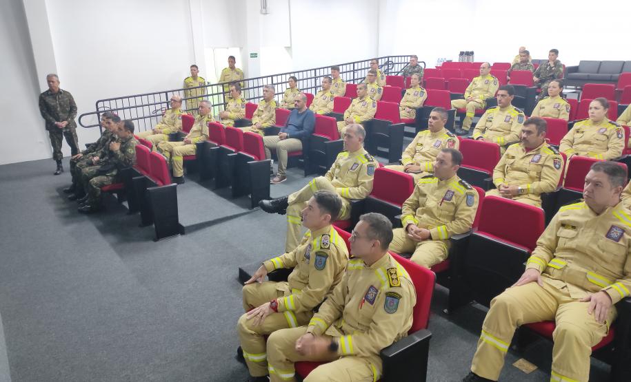 Corpo de Bombeiros Militar do Paraná recebe visita do General de Brigada Taranto.