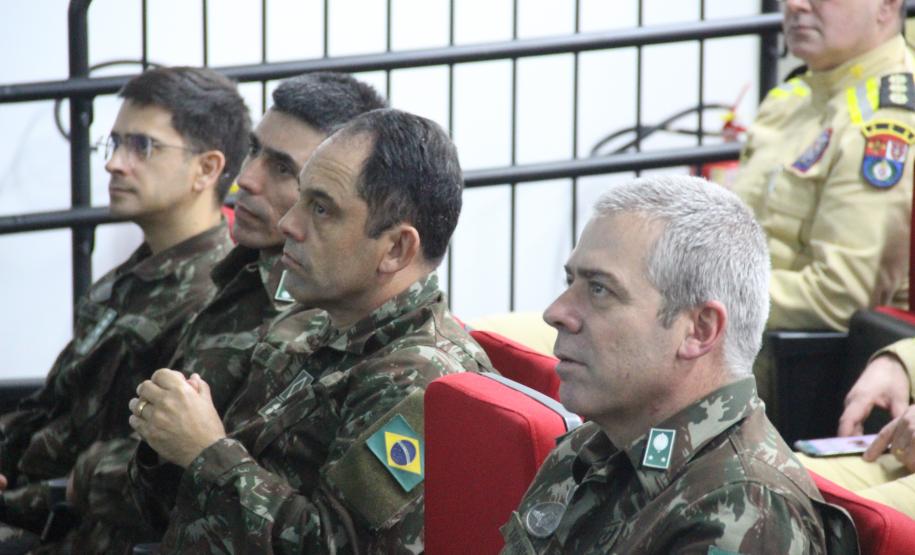 Corpo de Bombeiros Militar do Paraná recebe visita do General de Brigada Taranto.