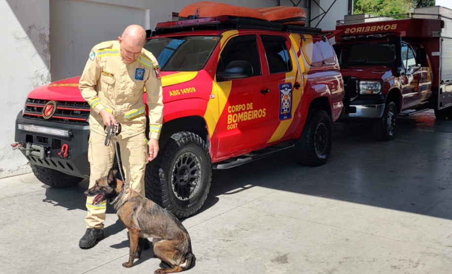 Soldado Espírito Santo com a cachorrinha Mali, na sede do GOST.