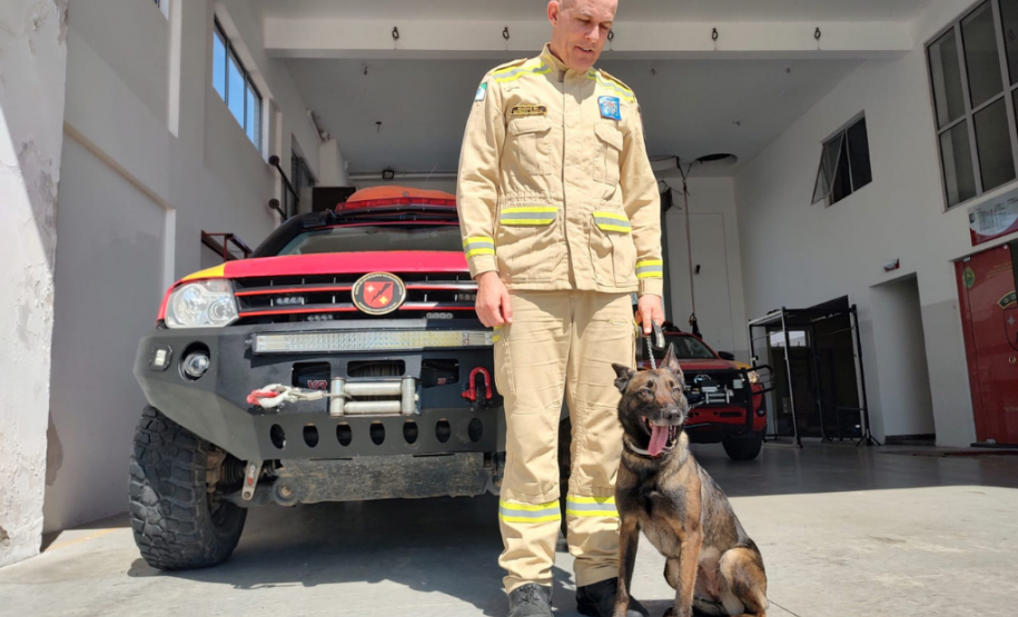 Soldado Espírito Santo com a cachorrinha Mali, na sede do GOST.