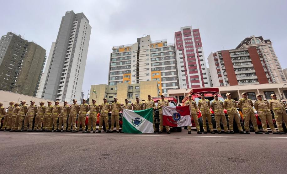 Bombeiros do Paraná perfilados antes da saída para o Rio Grande do Sul.