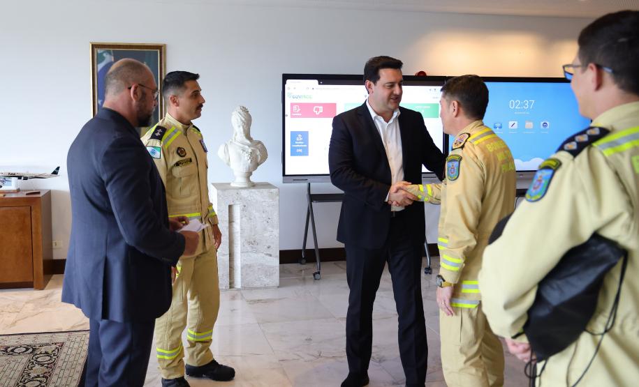 Governador Ratinho Junior com o 1º Tenente Da Macena