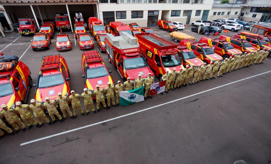 Bombeiros do Paraná perfilados antes da saída para o Rio Grande do Sul.