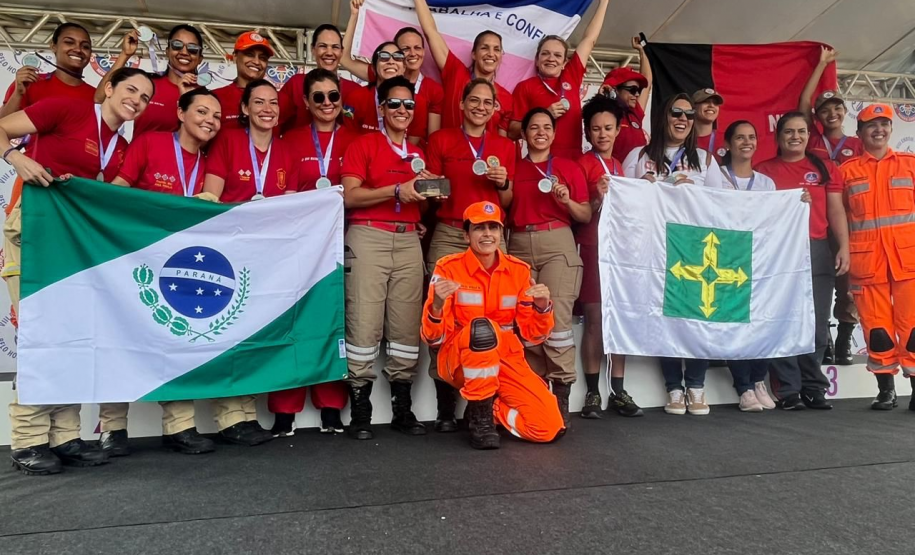 Equipe do Paraná no Encontro Nacional das Bombeiras Militares (ENBOM)