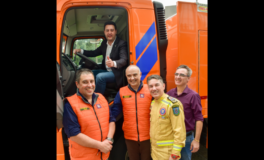 Entrega de equipamentos para a Defesa Civil e CBMPR.