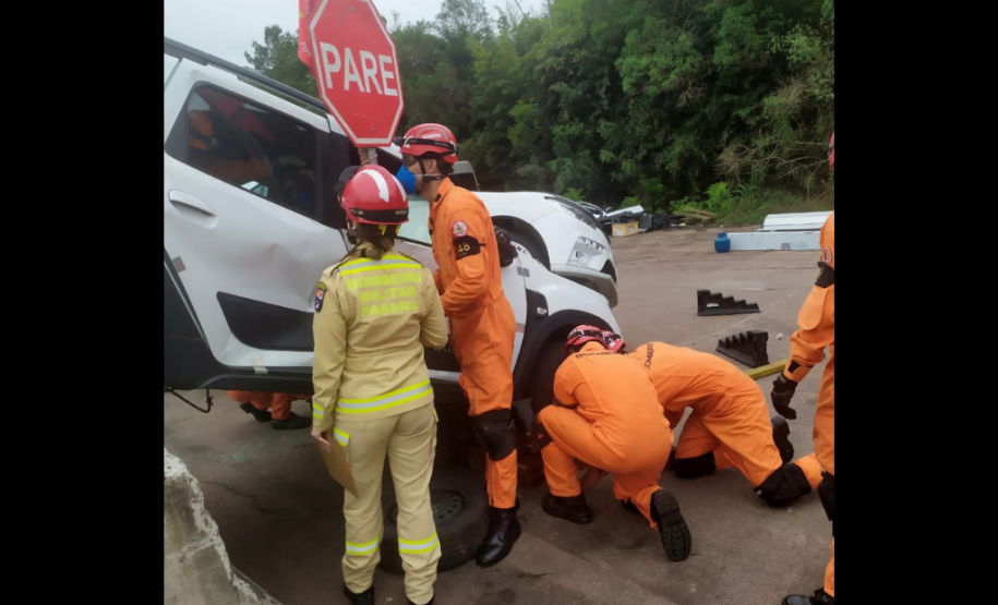 Instrução de salvamento veicular do CBMPR para bombeiros do Maranhão.