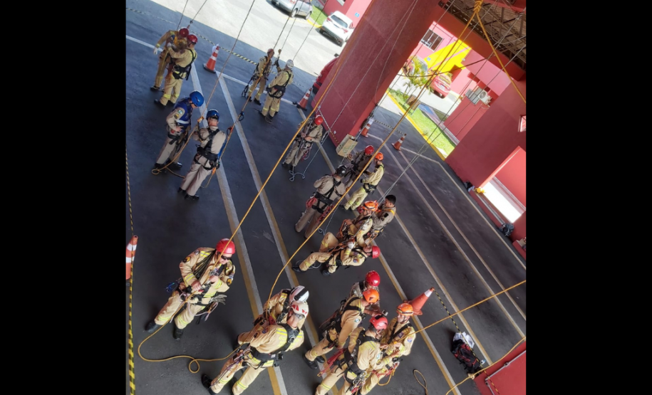 Treinamento de salvamento vertical do CBMPR - outubro de 2023.