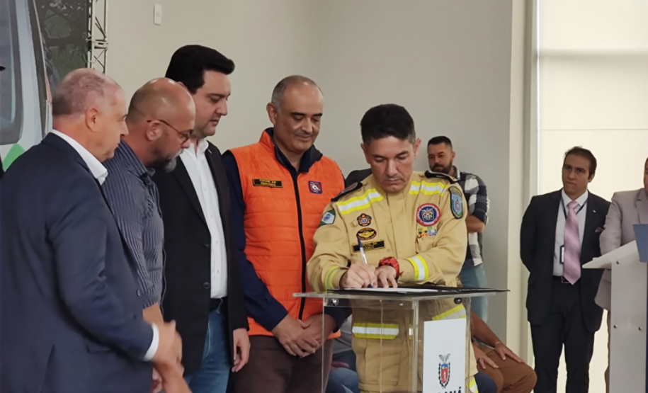 Entrega de veículos e equipamentos para a Defesa Civil e o CBMPR.