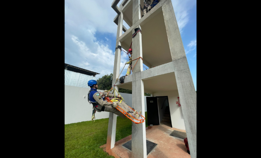 Treinamento de salvamento vertical do CBMPR - outubro de 2023.