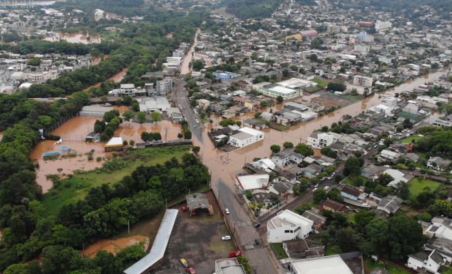 Estragos causados pelas fortes chuvas no Paraná em outubro de 2023.