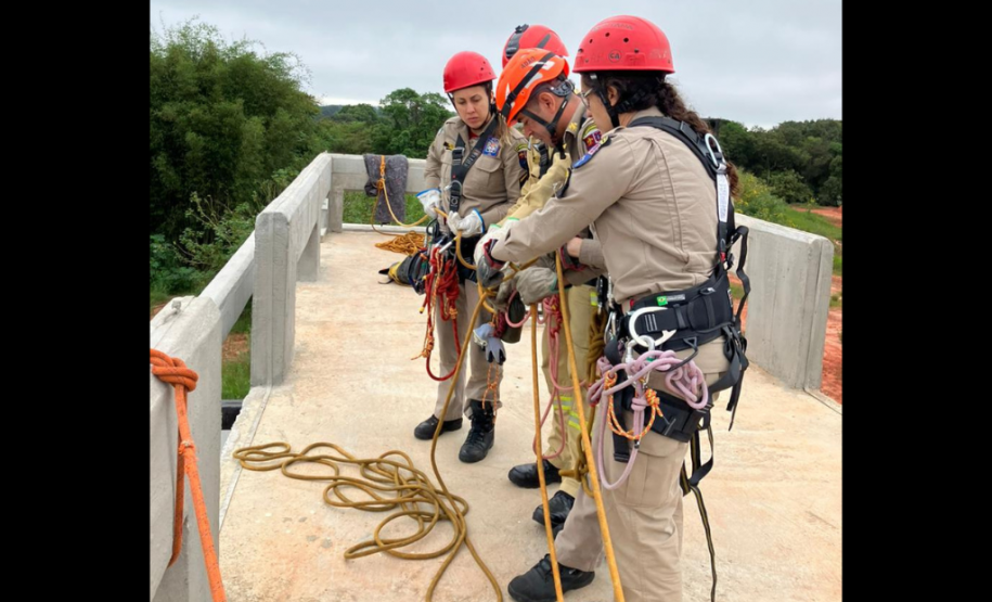 Treinamento de salvamento vertical do CBMPR - outubro de 2023.