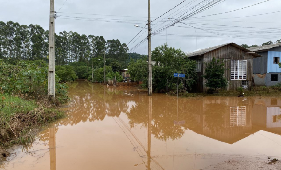 Estragos causados pelas fortes chuvas no Paraná em outubro de 2023.