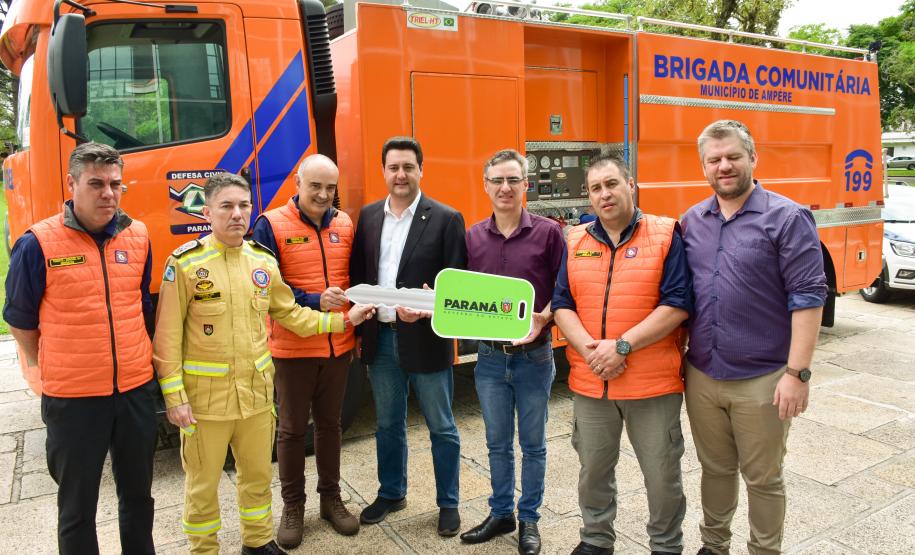 Entrega de equipamentos para a Defesa Civil e CBMPR.