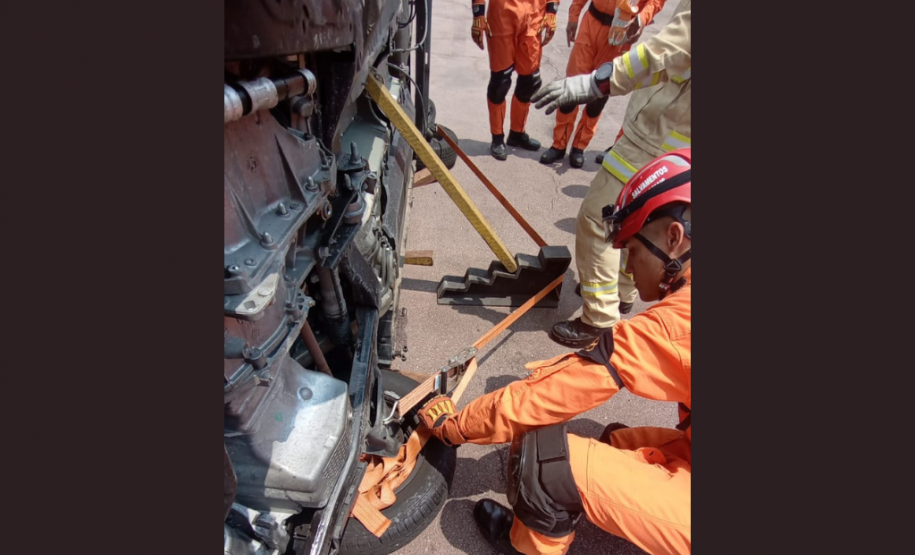 Instrução de salvamento veicular do CBMPR para bombeiros do Maranhão.