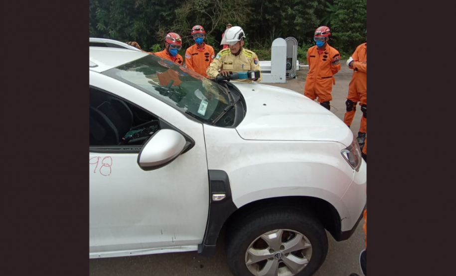 Instrução de salvamento veicular do CBMPR para bombeiros do Maranhão.