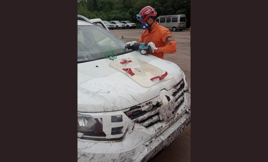 Instrução de salvamento veicular do CBMPR para bombeiros do Maranhão.