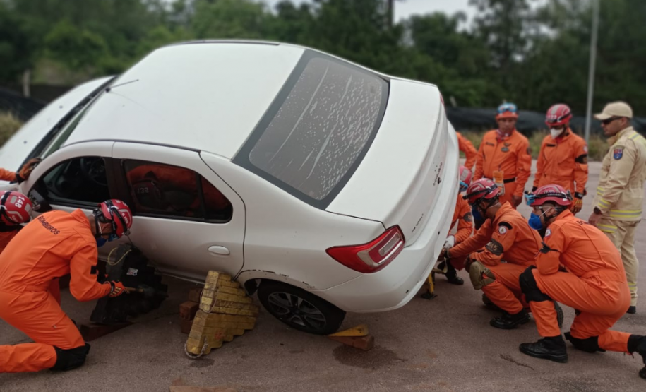 Instrução de salvamento veicular do CBMPR para bombeiros do Maranhão.