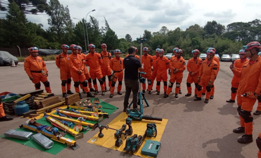 Instrução de salvamento veicular do CBMPR para bombeiros do Maranhão.