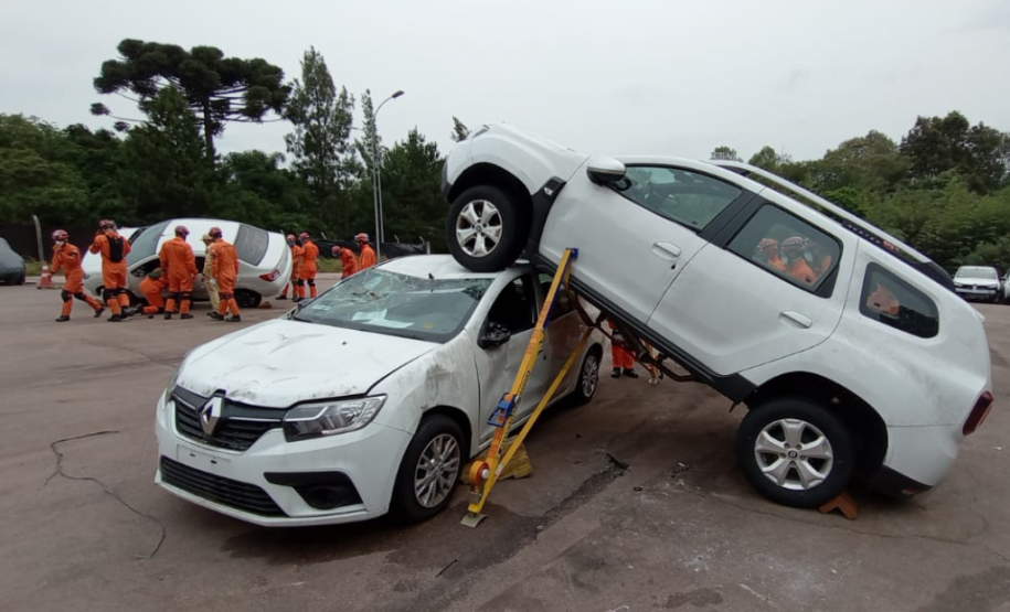 Instrução de salvamento veicular do CBMPR para bombeiros do Maranhão.