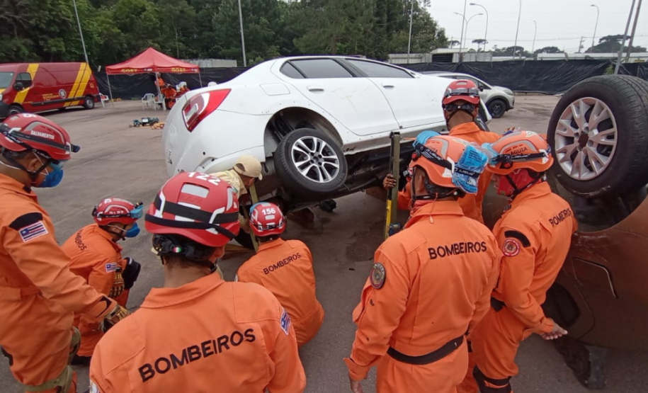 Instrução de salvamento veicular do CBMPR para bombeiros do Maranhão.