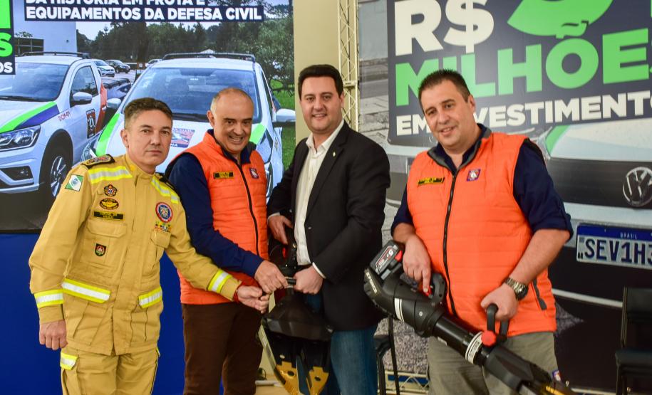 Entrega de equipamentos para a Defesa Civil e CBMPR.