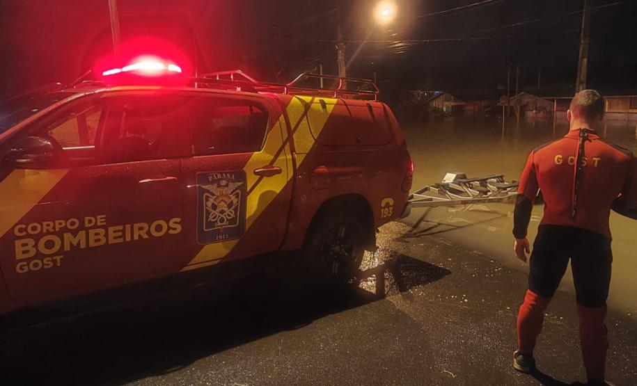 Bombeiros militares do Paraná prestam apoio em União da Vitória, castigada pelas enchentes.
