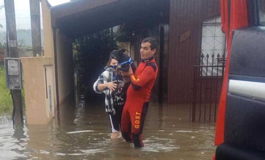 Bombeiros militares do Paraná prestam apoio em União da Vitória, castigada pelas enchentes.