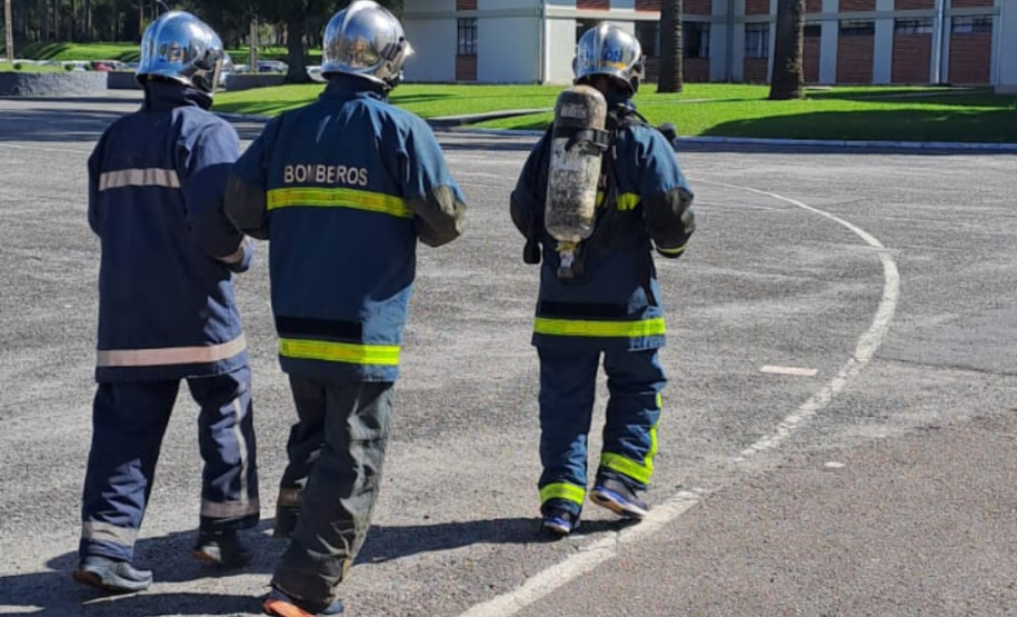 Treino para a 5ª Corrida do Fogo de 2023, em que bombeiros militares irão conduzir triciclos com pessoas com deficiência.