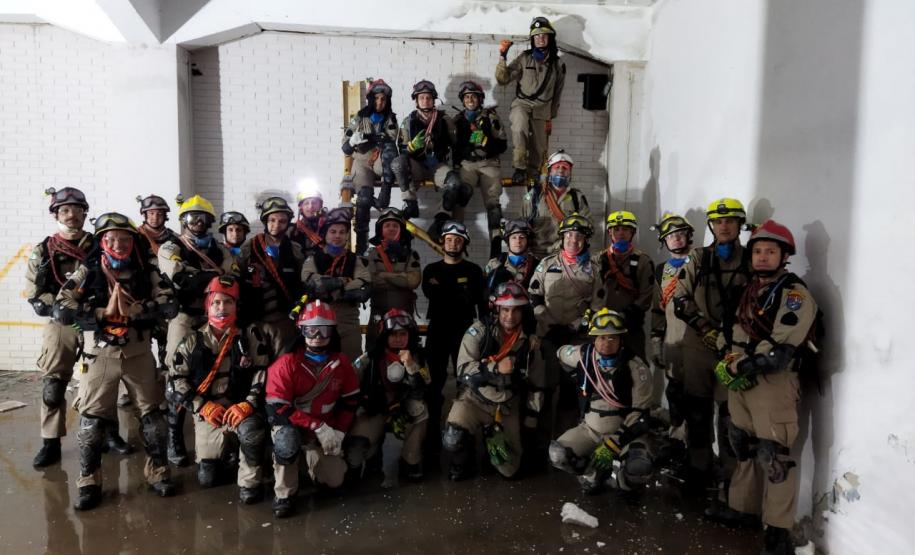 Bombeiros do Paraná passam por treinamento para a força-tarefa para resposta em desastres.