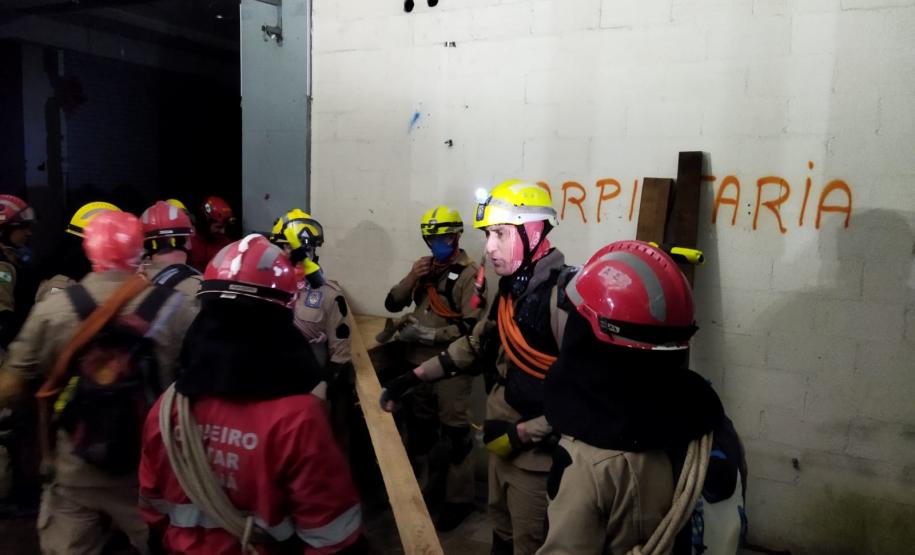 Bombeiros do Paraná passam por treinamento para a força-tarefa para resposta em desastres.