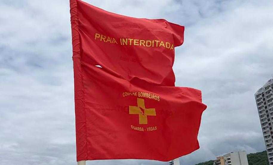 Bandeira duplo vermelha significa local interditado: ninguém deve ficar naquela área por motivos de segurança.