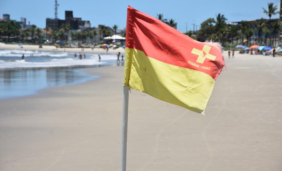 Postos de guarda-vidas ficam em locais marcados com bandeiras mescladas de vermelho e amarelo.