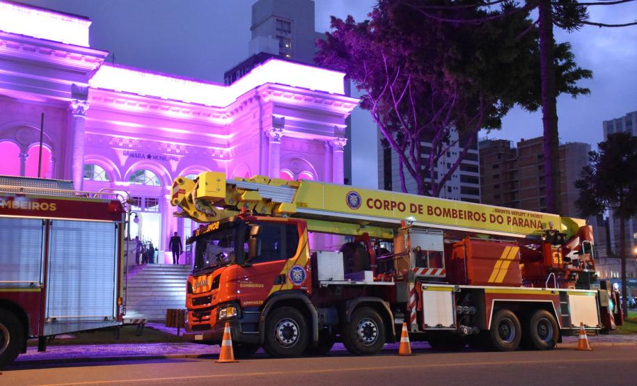 Caminhão dos bombeiros em frente à Câmara Municipal de Curitiba.