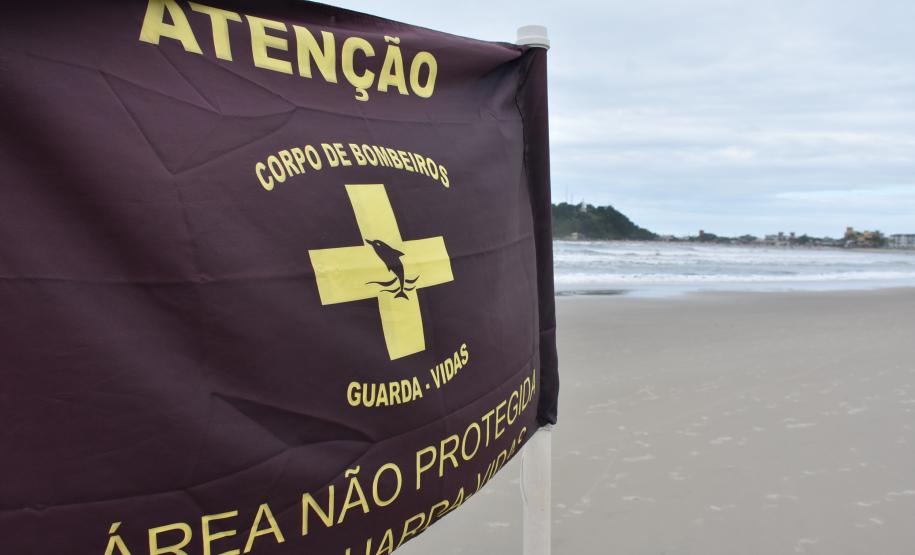 Para curtir o verão é importante ficar atento às sinalizações feitas pelos guarda-vidas e não tirar o olho das crianças.