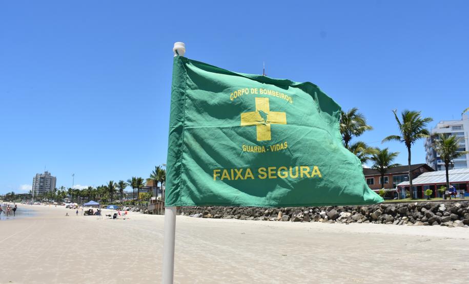 Para curtir o verão é importante ficar atento às sinalizações feitas pelos guarda-vidas e não tirar o olho das crianças.