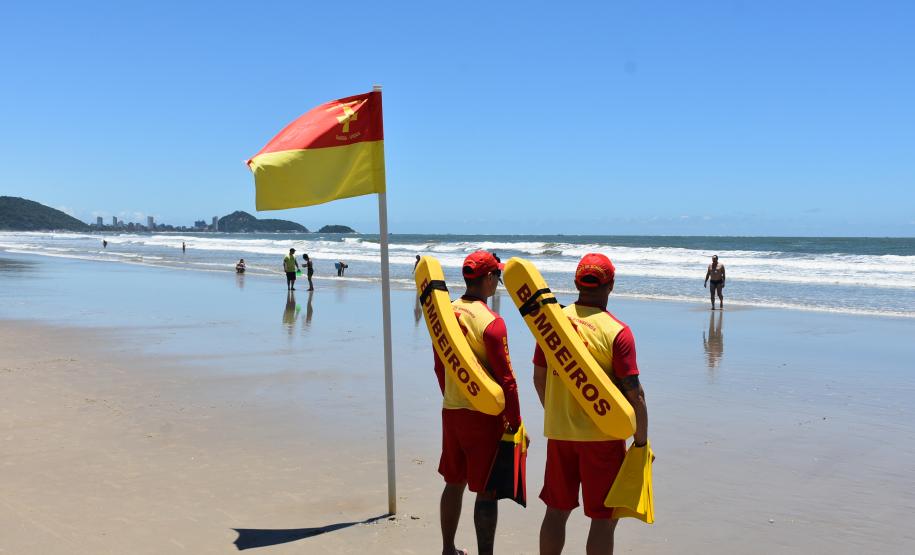 Para curtir o verão é importante ficar atento às sinalizações feitas pelos guarda-vidas e não tirar o olho das crianças.