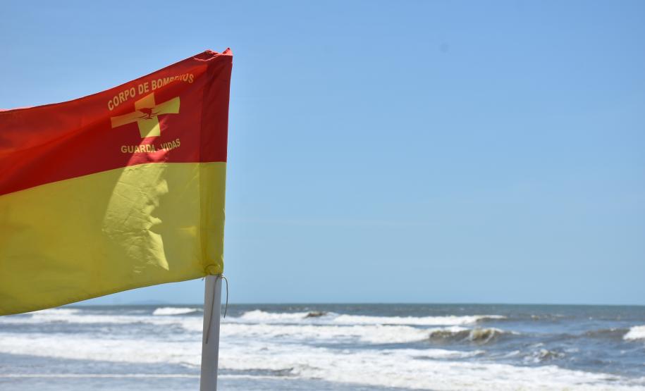 Bombeiros em ação durante o Verão Maior Paraná 2024