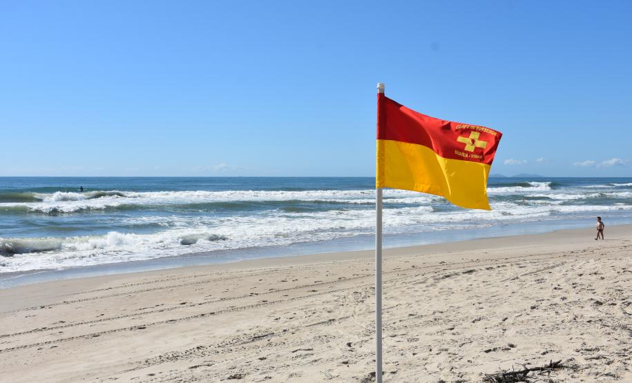 Para curtir o verão é importante ficar atento às sinalizações feitas pelos guarda-vidas e não tirar o olho das crianças.