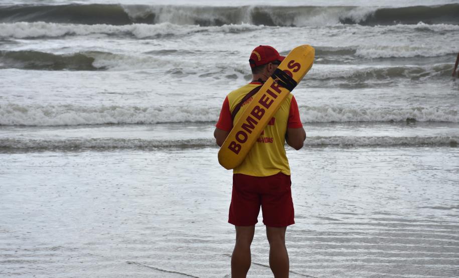Bombeiros em ação durante o Verão Maior Paraná 2024