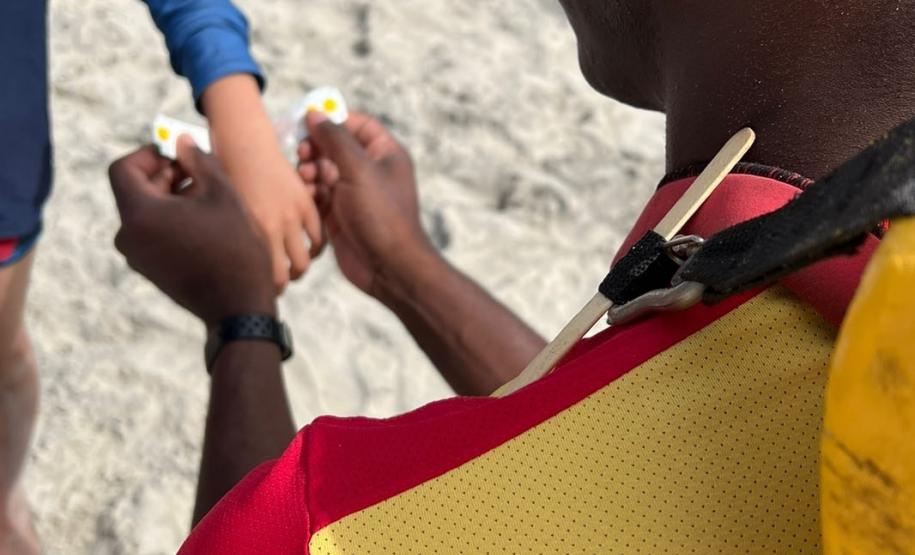 Para curtir o verão é importante ficar atento às sinalizações feitas pelos guarda-vidas e não tirar o olho das crianças.