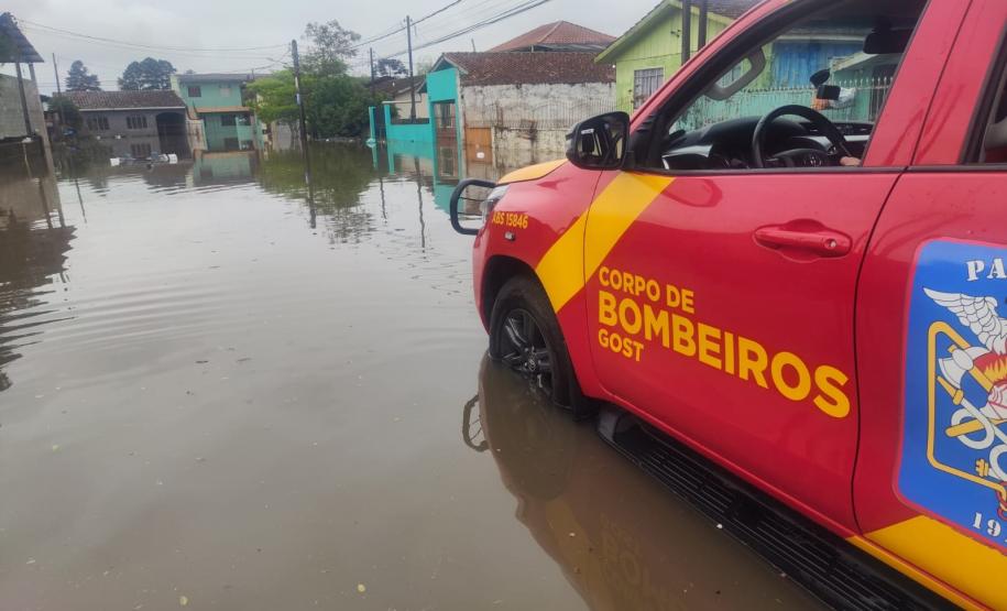 Corpo de Bombeiros atuou durante as enchentes em União da Vitória, em 2023.