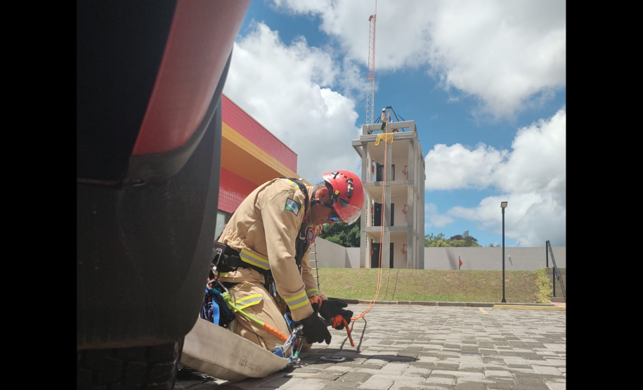 Treino de salvamento em altura do CBMPR