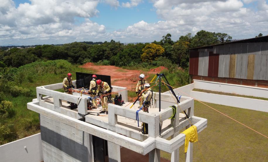 Treino de salvamento em altura do CBMPR
