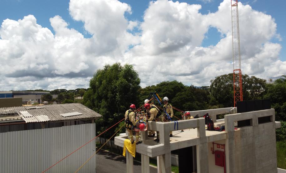Treino de salvamento em altura do CBMPR