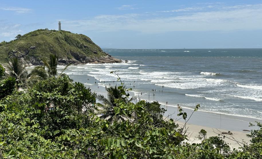 Farol das Conchas ao fundo - Ilha do Mel.