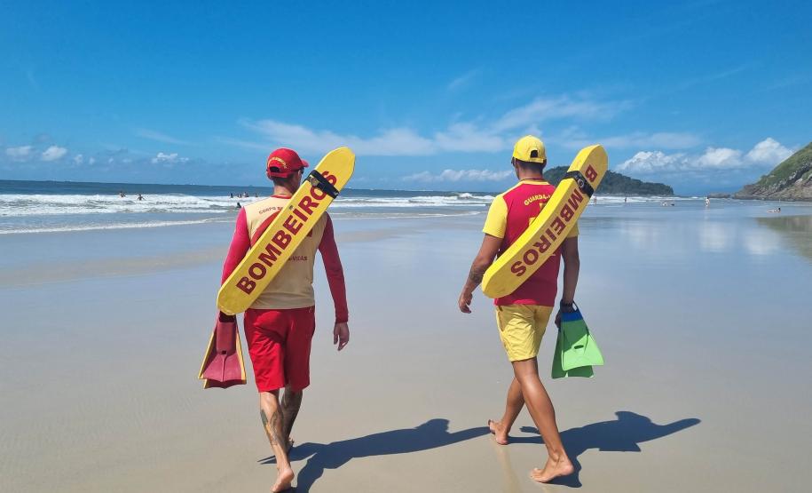Bombeiros em ação na Ilha do Mel.