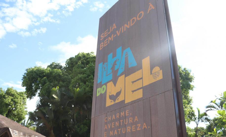 Placa de boas-vindas à Ilha do Mel.