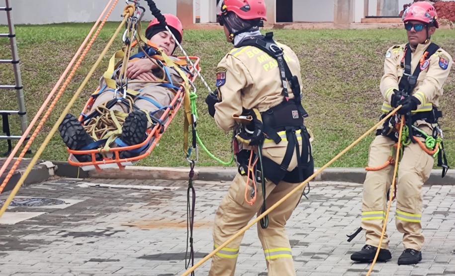 Treino de salvamento em altura do CBMPR