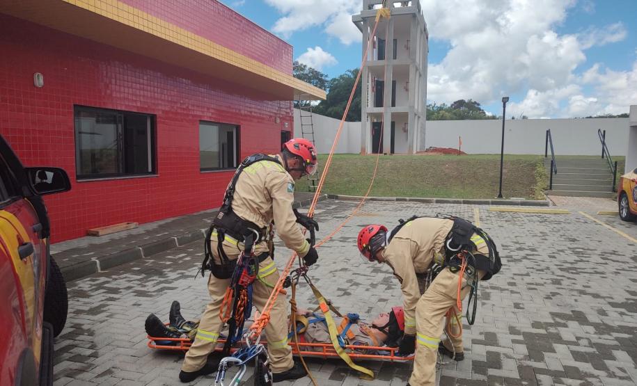 Treino de salvamento em altura do CBMPR